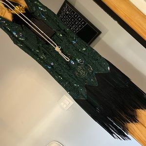 Dark green flapper costume in great condition. Worn once.